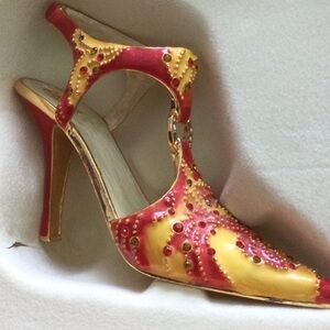 Just the Right Shoe by Raine  Eternity. Mirrors fashion sense of women